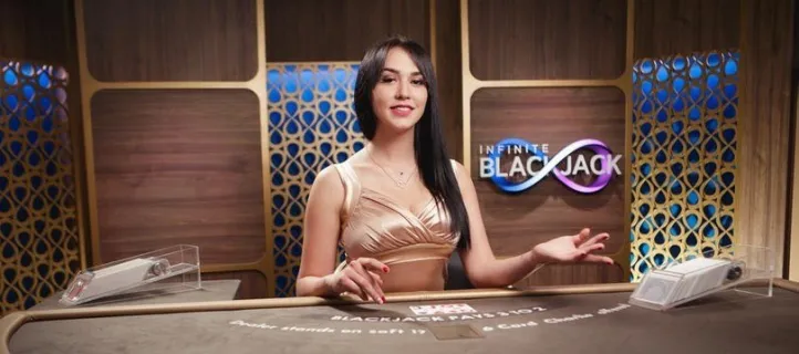 Infinite Blackjack van Evolution met vrouwelijke dealer