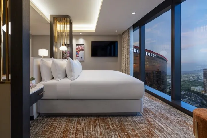 slaapkamer van suite in Resorts World Las Vegas met uitzicht