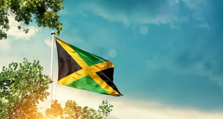 vlag van Jamaica met blauwe lucht