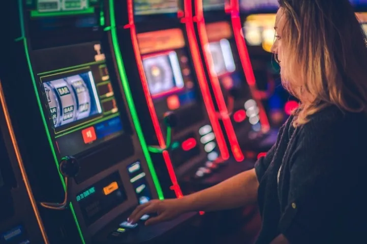 vrouw stopt rollen op gokkast