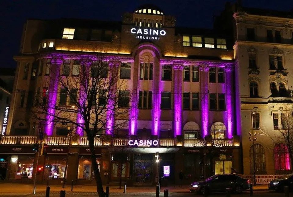 gevel van Casino Helsinki met paarse verlichting in de avond
