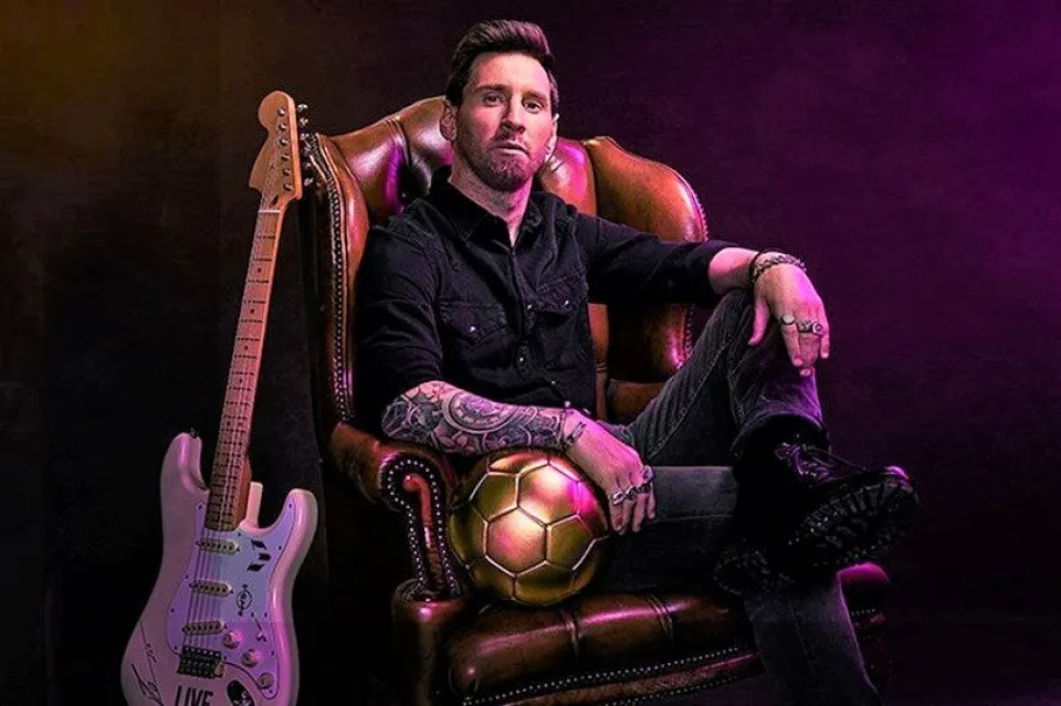 Lionel Messi in stoel met Hard Rock-gitaar