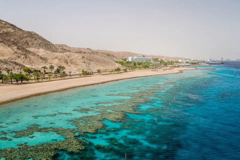 kustlijn bij Eilat met strand en heuvels