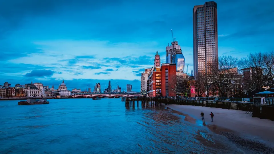 rivier Theems in Londen met gebouwen aan de oever