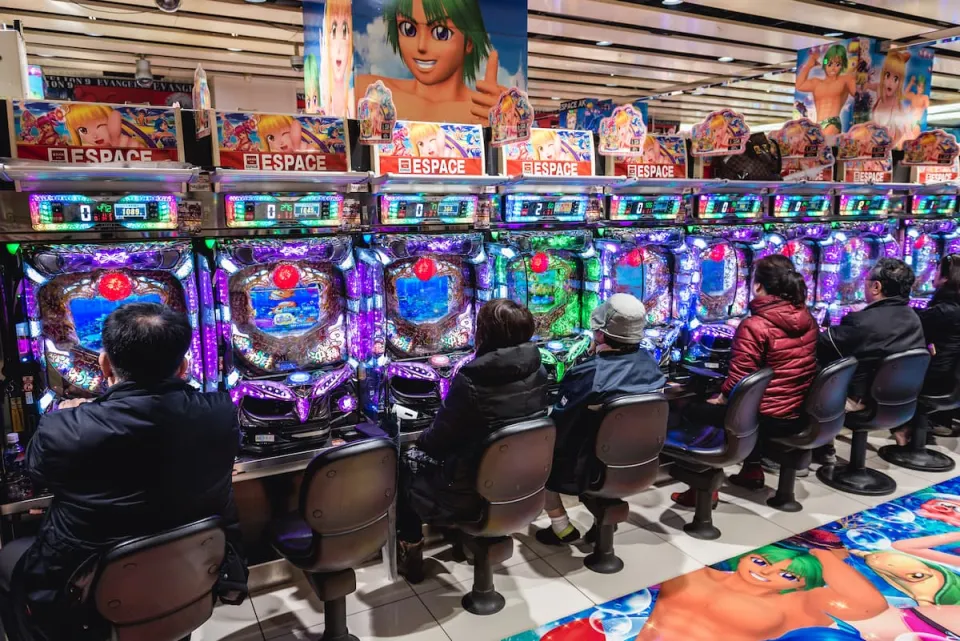 pachinko hal met rij machines en spelers