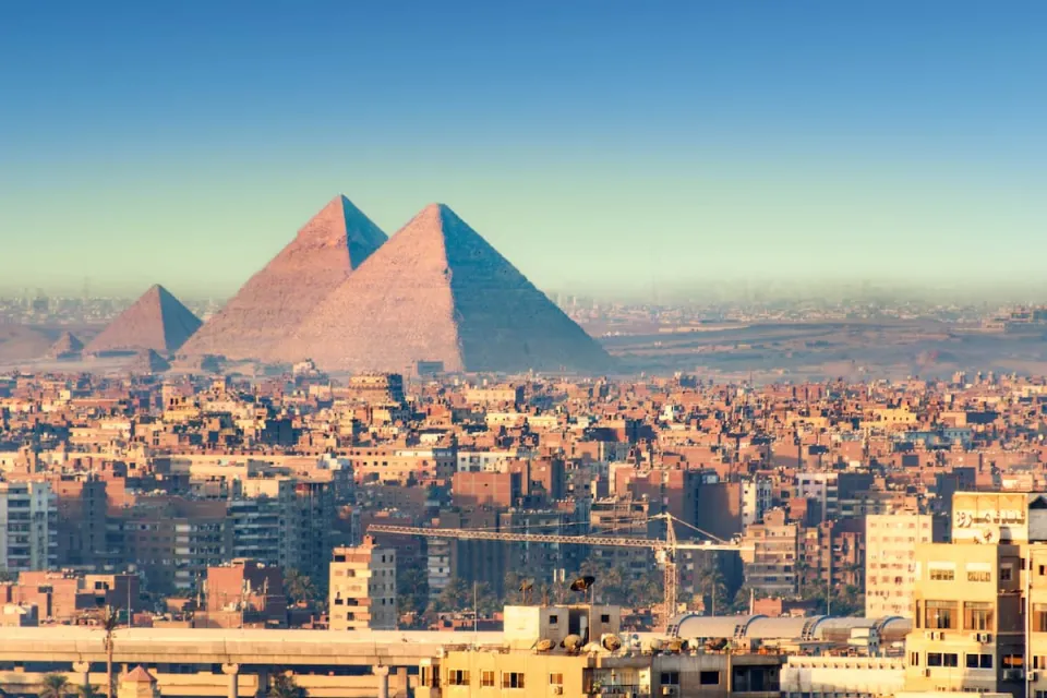 Cairo met piramides op de achtergrond