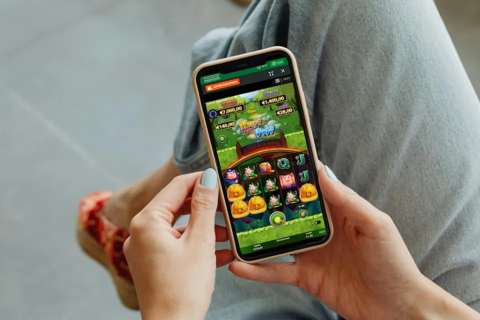 vrouw speelt Huff N More Puff op haar telefoon