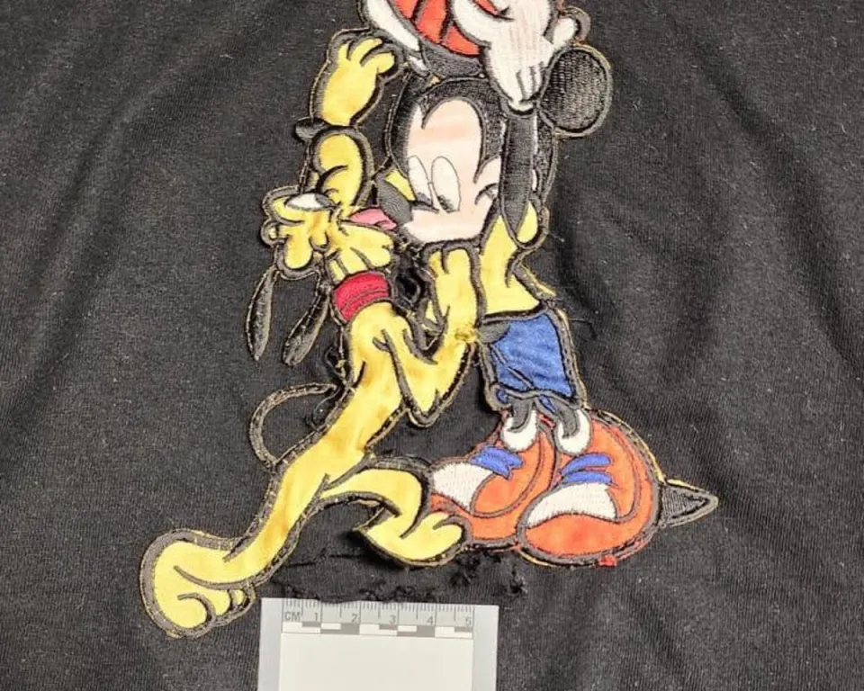 Mickey Mouse shirt met verborgen camera gebruikt voor casino scam