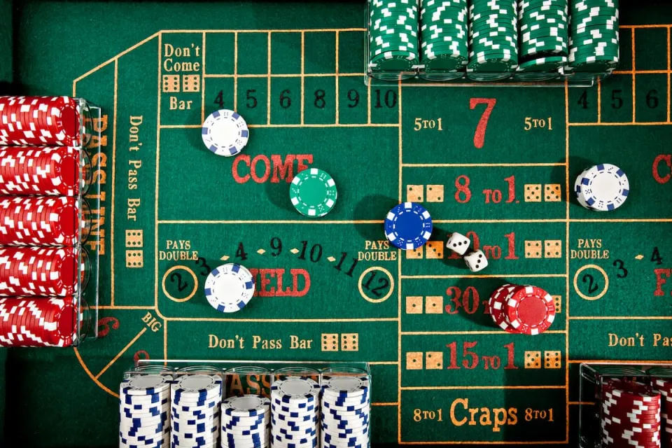 craps tafel met fiches en dobbelstenen