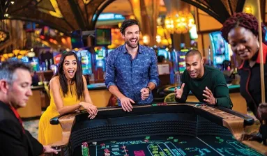 Groep personen in casino aan het spelen