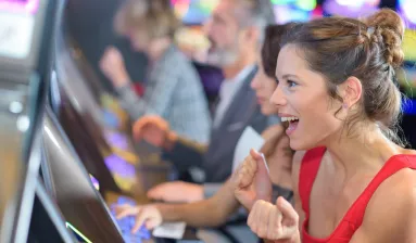 mensen gokken in casino