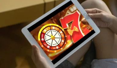 vrouw houdt tablet vast met rad van fortuin no deposit bonus spel van casino 777