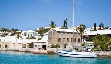 Bermuda kustlijn met huizen en boot in blauwe zee