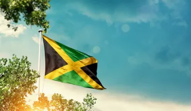 vlag van Jamaica met blauwe lucht