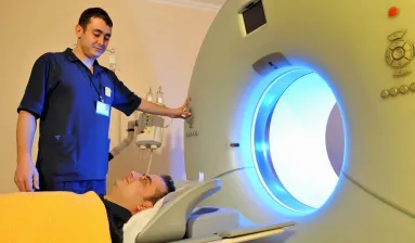 MRI scan met technicus en patiënt
