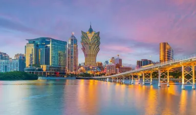 Macau skyline met casino’s en brug