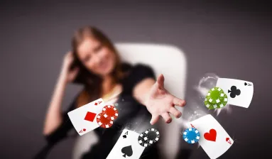 vrouw gooit speelkaarten en chips