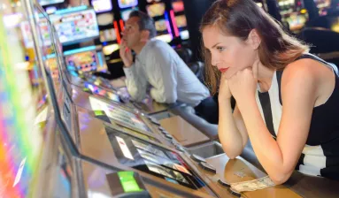 verveelde vrouw in casino bij gokkast