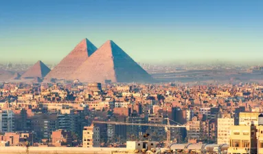 Cairo met piramides op de achtergrond