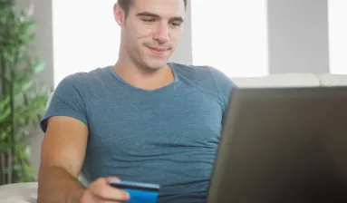 man computer bankpas